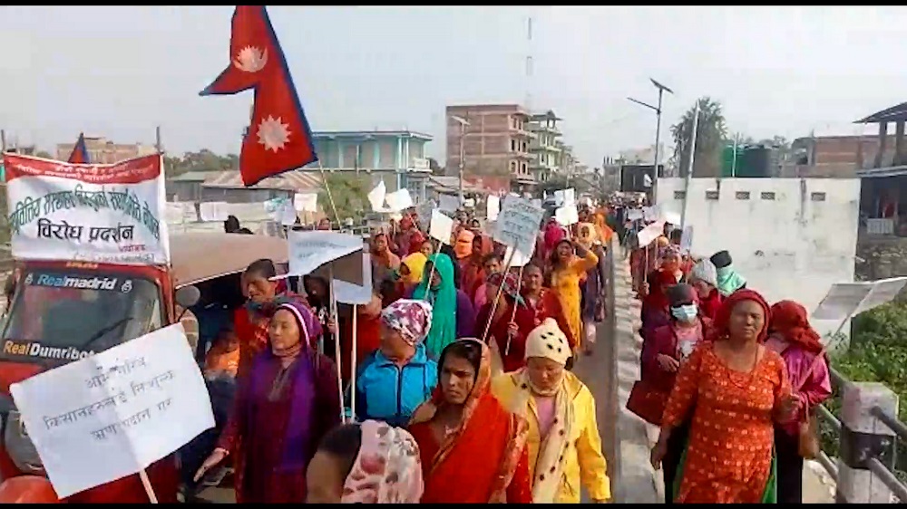 चर्को ब्याज लिएको भन्दै उदयपुरमा लघुवित्त खारेजीको मागमा स्थानीयको आन्दोलन (भिडिओ)