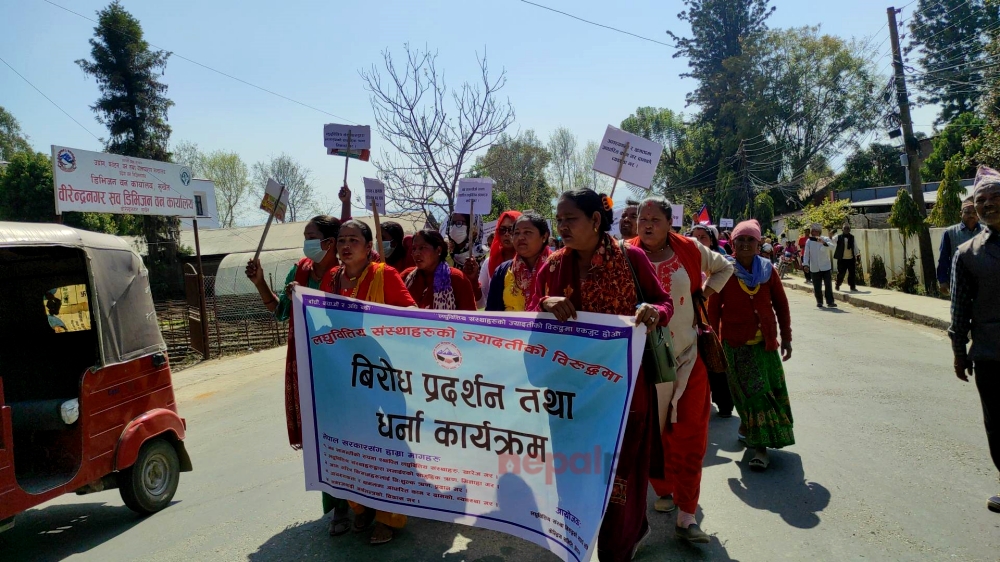 सुर्खेतमा लघुवित्त संस्थाहरुको ज्यादतीविरुद्ध प्रदर्शन (तस्विरहरुसहित)