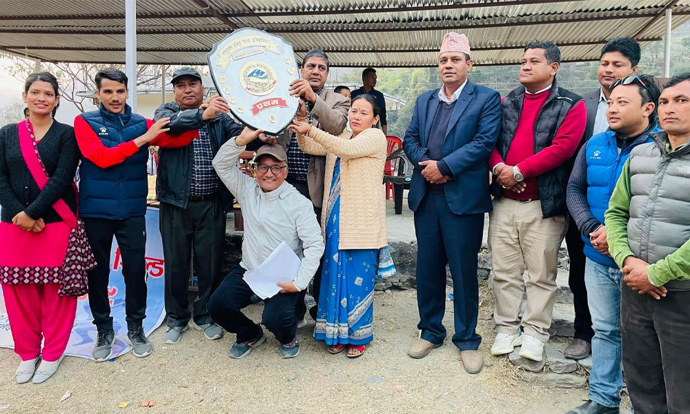 सुनकोशी गाउँपालिकास्तरीय राष्ट्रपति रनिङ शिल्ड सेतीदेवीद्वारा कब्जा