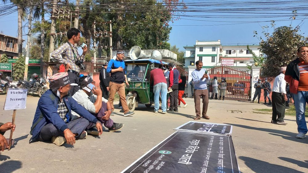 ब्याजदर घटाउन सुदूरपश्चिम मुख्यमन्त्री कार्यालय बाहिर व्यापारीको धर्ना, १ घण्टा सडक अवरुद्ध