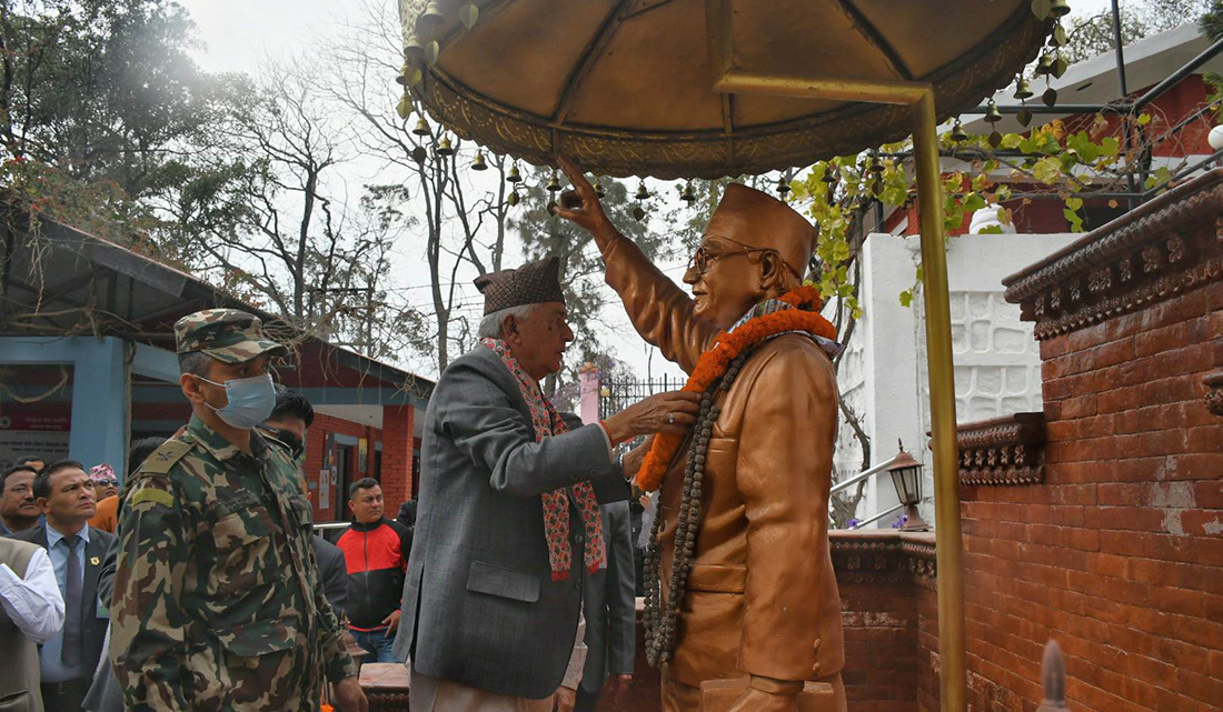 राष्ट्रपतिमा निर्वाचित पौडेलले गरे कांग्रेसका संस्थापक नेता भट्टराईको शालिकमा माल्यार्पण (भिडिओ)