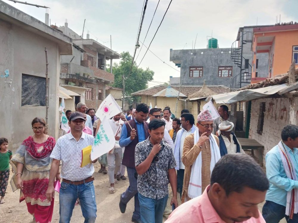 बारा २ मा एमाले उम्मेदवार पौडेलको घरदैलो, खेतमै पुगेर मतदाता भेट्दै