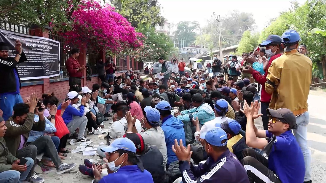 नेपाल टेलिकमले रोजिरोटी खोसेको भन्दै निष्कासित कर्मचारीद्वारा पुनःबहाली माग गर्दै धर्ना (भिडिओ)