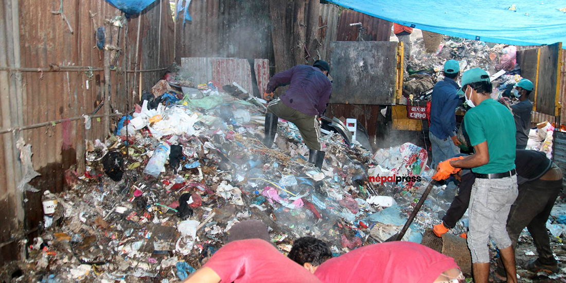 सर्वाेच्चकाे आदेशपछि सिंहदरबारको फोहोर उठाउन थालियाे (तस्बिरहरु)