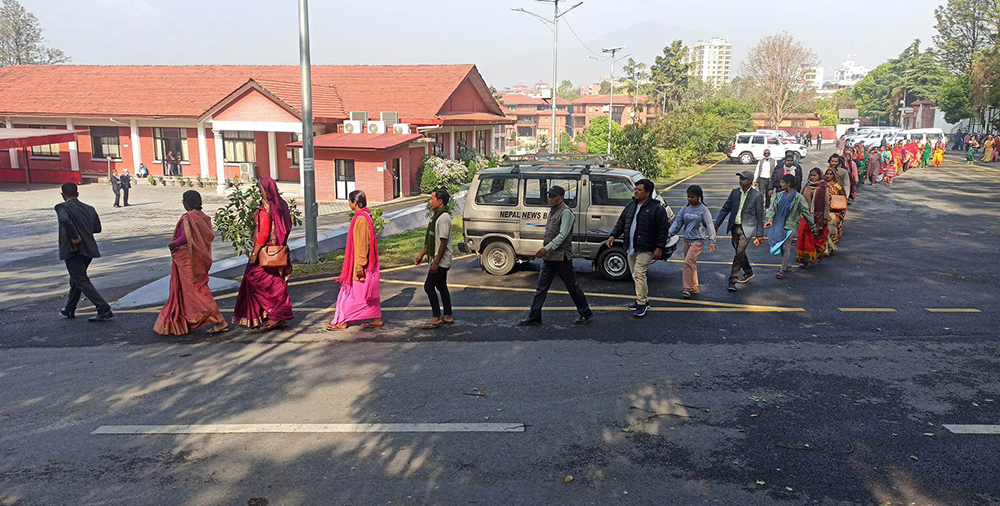 नारा लगाउँदै प्रधानमन्त्री भेट्न बालुवाटार पुगे मिटरब्याज पीडित