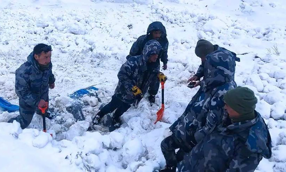 दार्चुला हिमपहिरो : आमा छोरासहित तीन शवको सनाखत, दुई जना अझै बेपत्ता